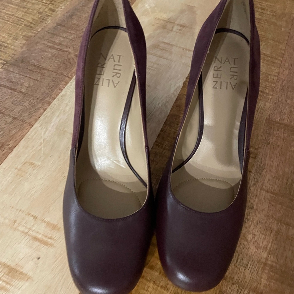 Comfortable heeled shoes for work.  Love these shoes!!!